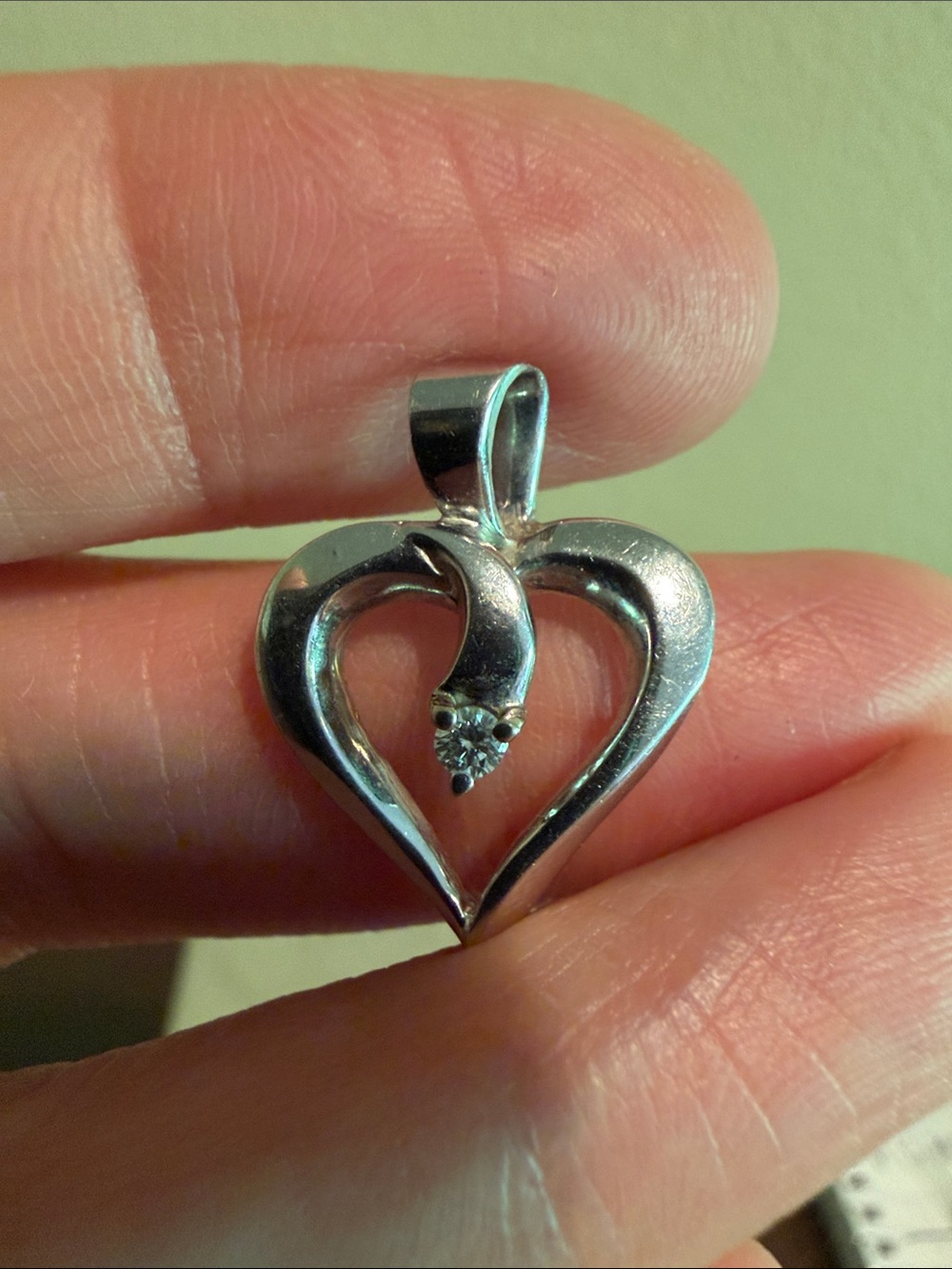 14k White Heart Pendant with possible diamond- 2.10 grams - Picture 2 of 4